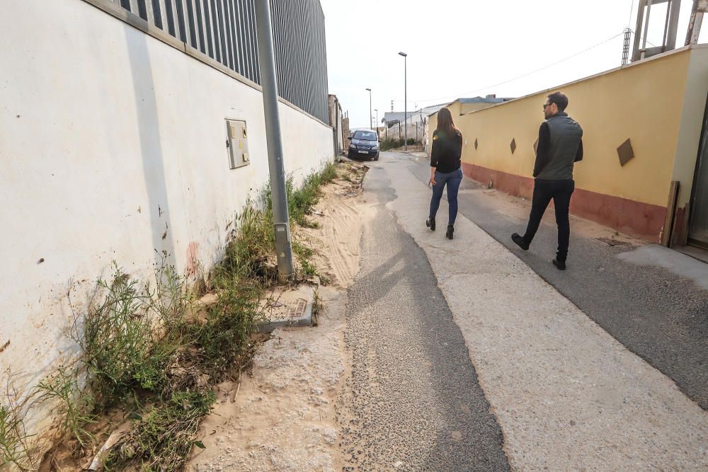 La obra realizada por la CHS en 2010 para evitar que el canal se inundara con caudales de las avenidas de las ramblas inunda tres barrio rurales de Pilar de la Horadada cuando hay lluvias torrenciales