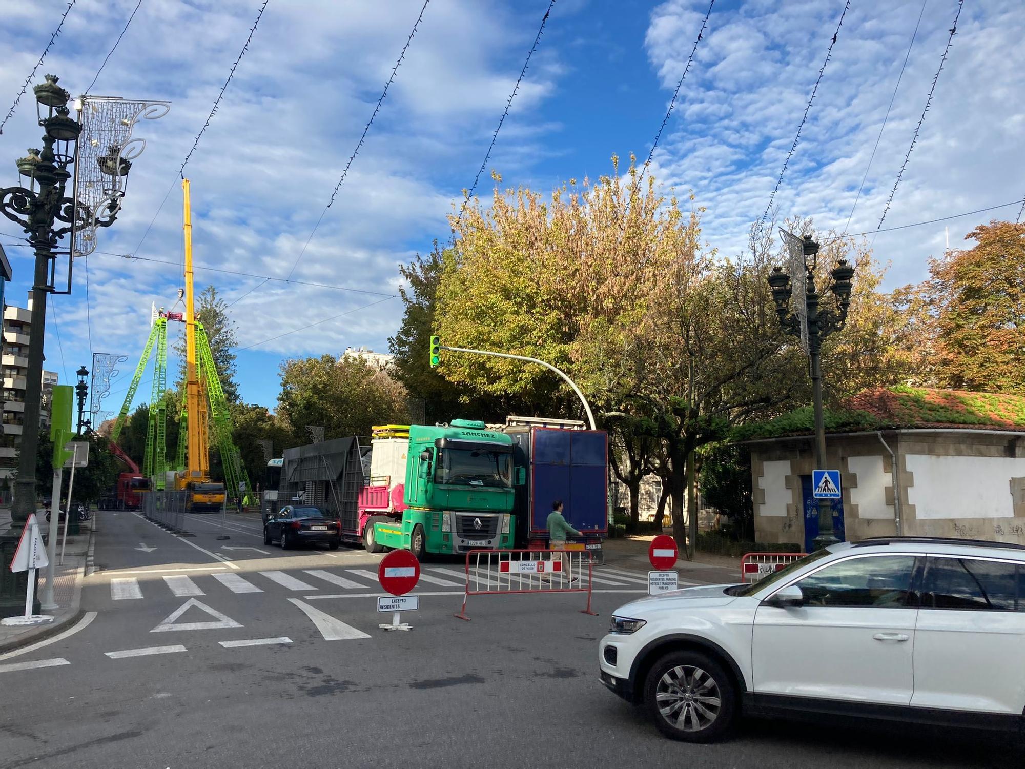 Así se monta la noria gigante de la Navidad en Vigo 2021