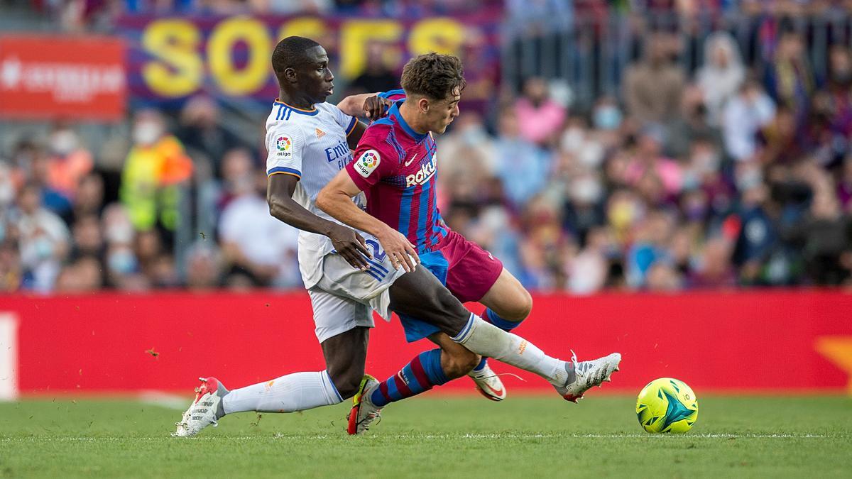 Mendy corta el avance de Gavi.