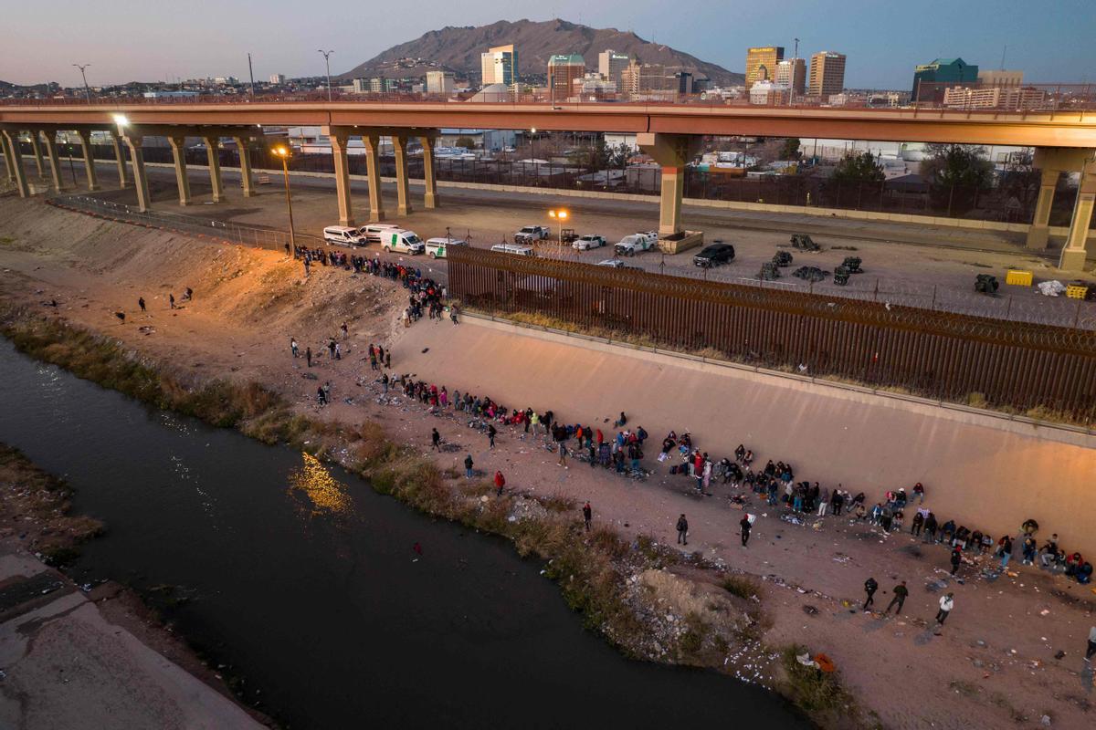 Un aluvión de inmigrantes cruzan Río Grande de Ciudad Juárez (México) a El Paso (Texas) ante un posible cambio en la política migratoria