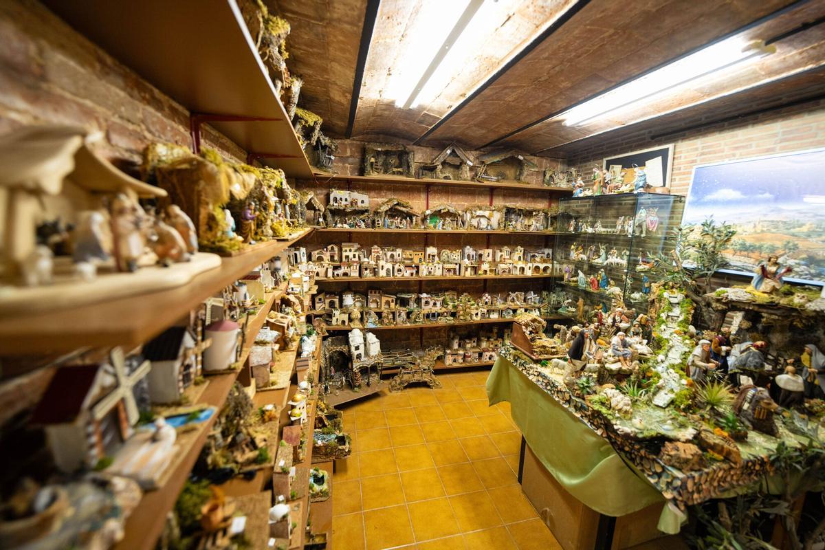 Figuras y piezas de belén expuestas en la tienda Pessebres Puig, negocio centenario de Barcelona