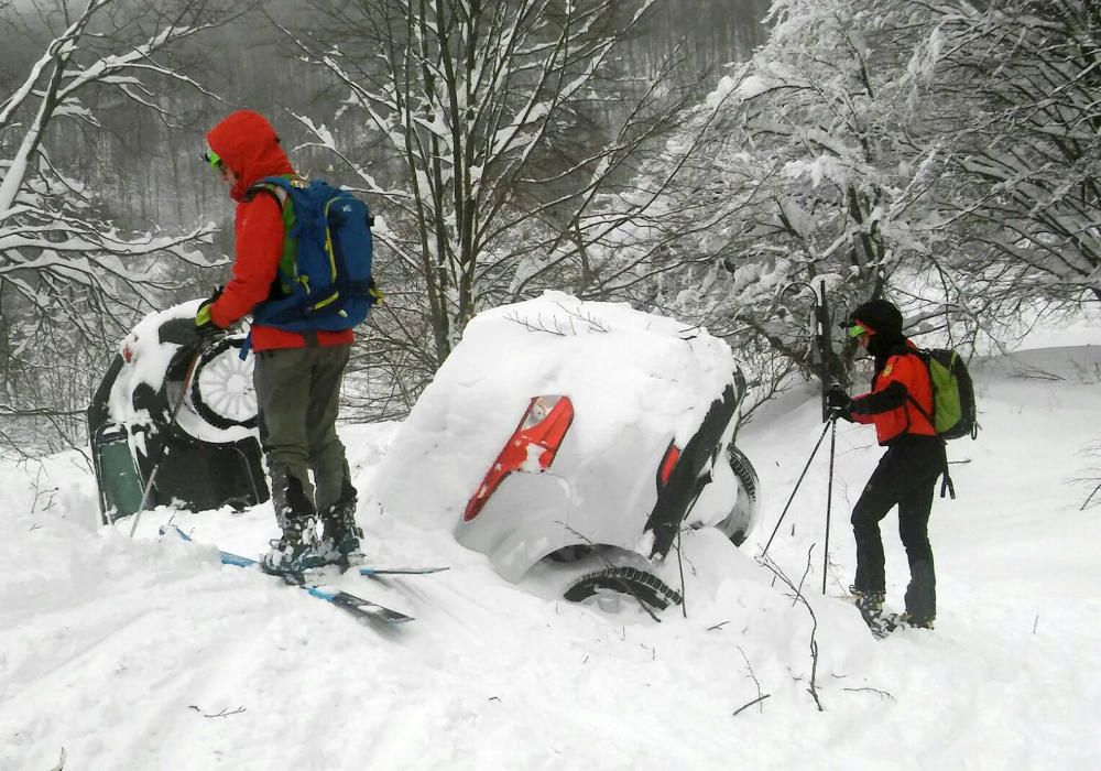 Una avalancha de nieve sepulta un hotel en Italia.