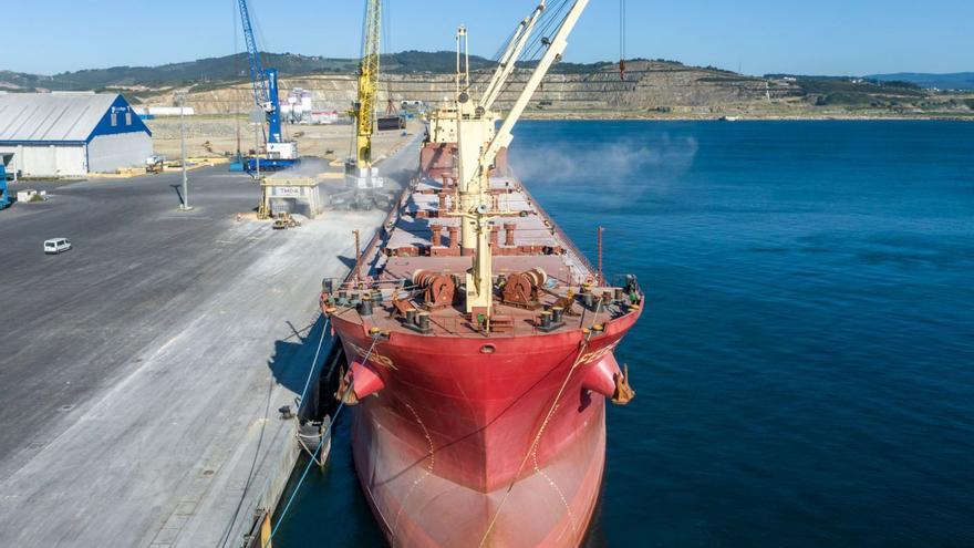 Un buque realiza descargas en los muelles de punta Langosteira.