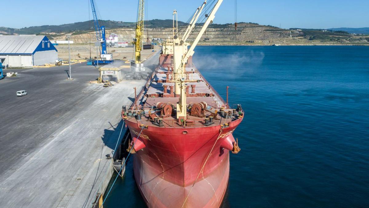 Un buque realiza descargas en los muelles de punta Langosteira. | La Opinión