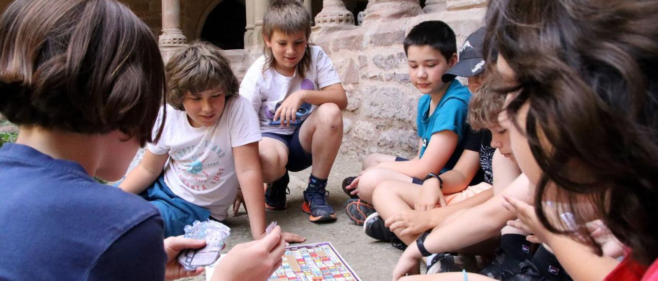 Alumnes de l’escola de l’Estany juguen amb el Joc de l’Àliga que han creat | ACN/LAURA BUSQUETS