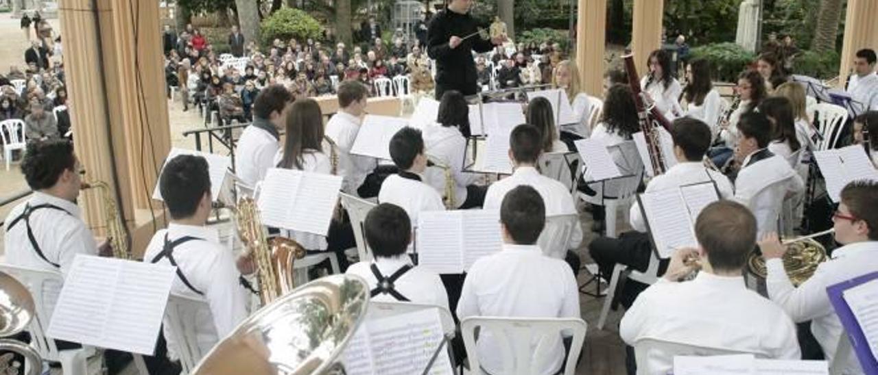 Un concierto de la banda municipal en el templete del parque Ribalta.