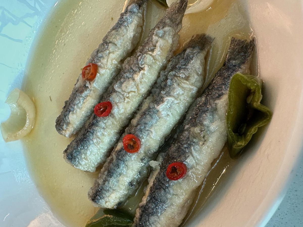 Boquerones con tempura escabechados.