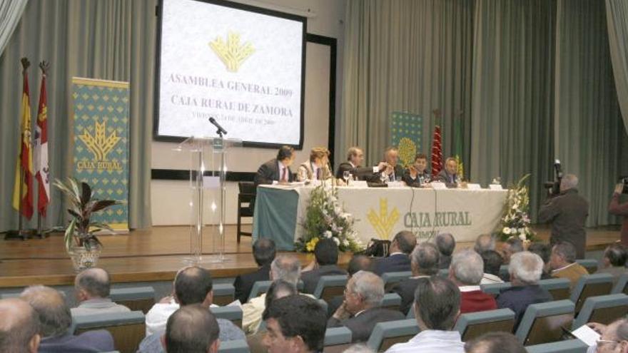 Asamblea general de Caja Rural, celebrada en la tarde de ayer en el Colegio Universitario.