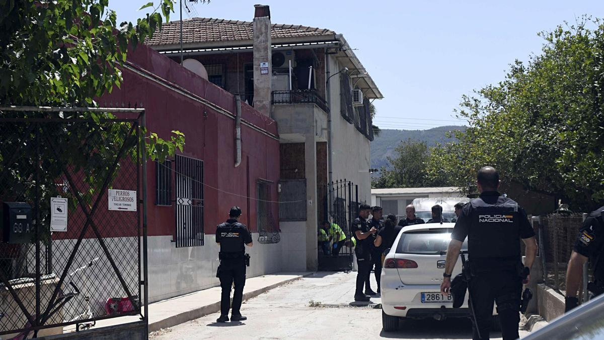 Policía en la fachada de la vivienda donde se produjo la reyerta familiar en el Barrio del Progreso