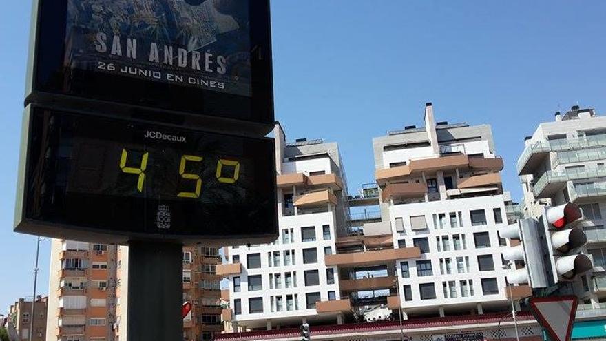 Los termómetros de Murcia se disparan al sol con las altas temperaturas.