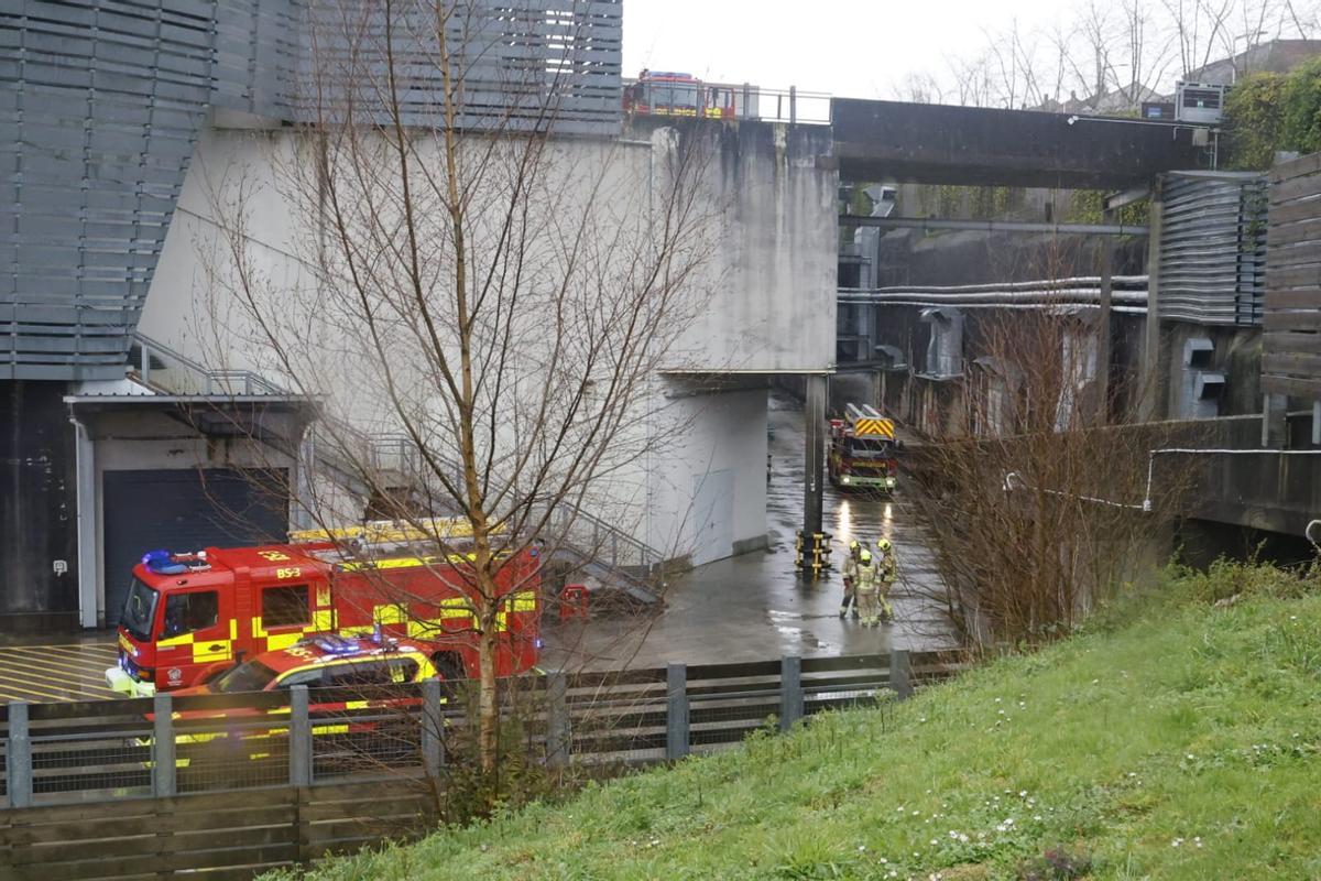 Un incendio en el centro comercial de As Cancelas obliga a evacuar el edificio