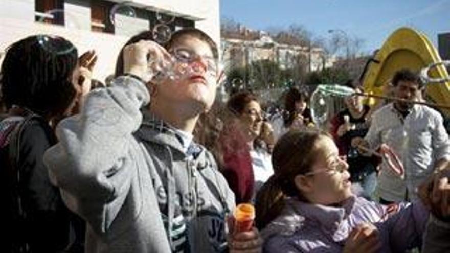 Miles de alumnos han hecho pompas de jabón en solidaridad con los niños enfermos de cáncer