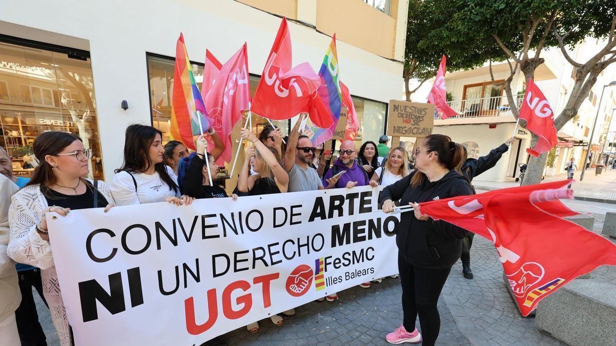 La concentación de los empleados del sector de comercio de Ibiza, en imágenes