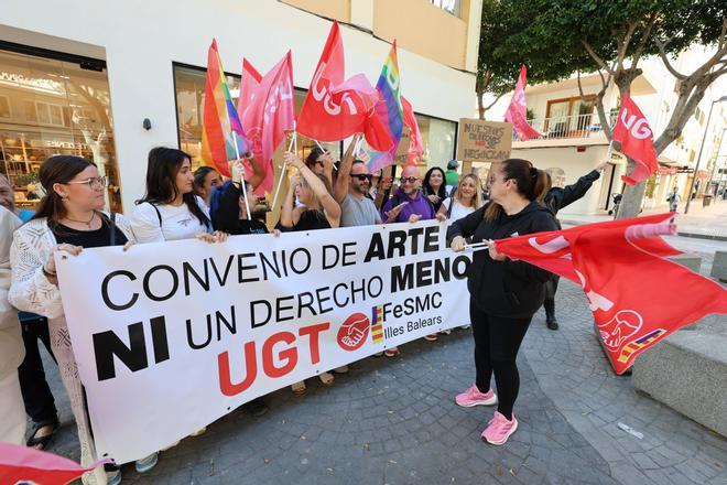 La concentación de los empleados del sector de comercio de Ibiza, en imágenes