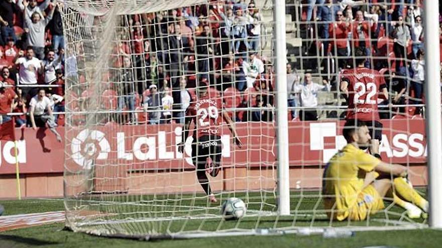 Cucho HernÃ¡ndez celebra su gol frente al AlavÃ©s.