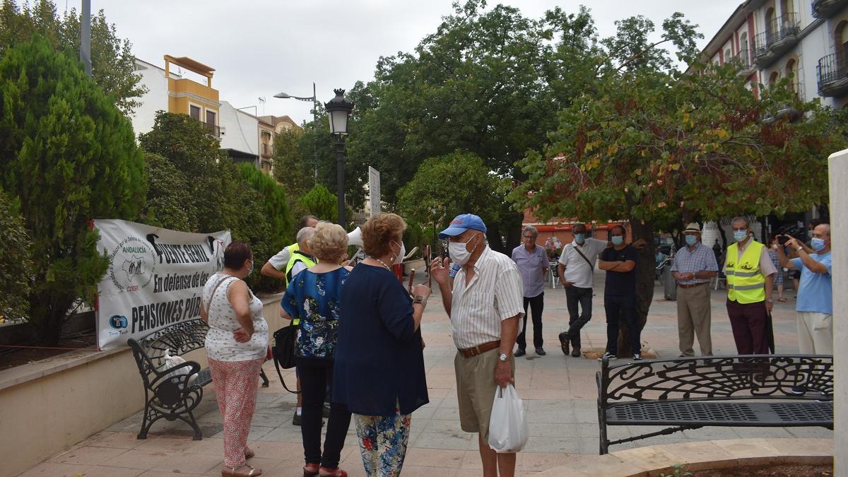 Concentración de pensionistas en Puente Genil.