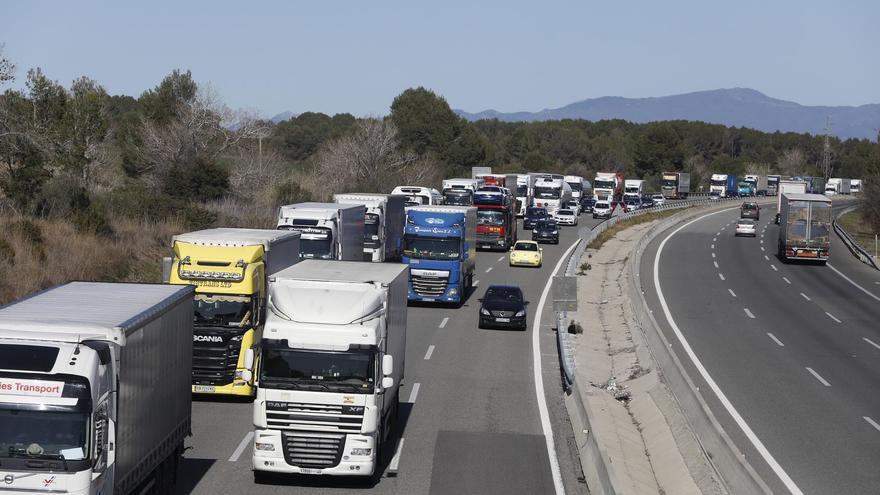 Cues quilomètriques a l&#039;AP-7 a Garrigàs per un nou control policial