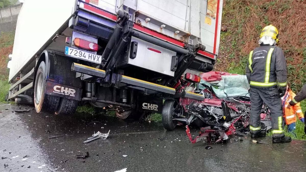 Efectivos de emergencias en el lugar del accidente con una víctima mortal en la N-VI a su paso por Betanzos.