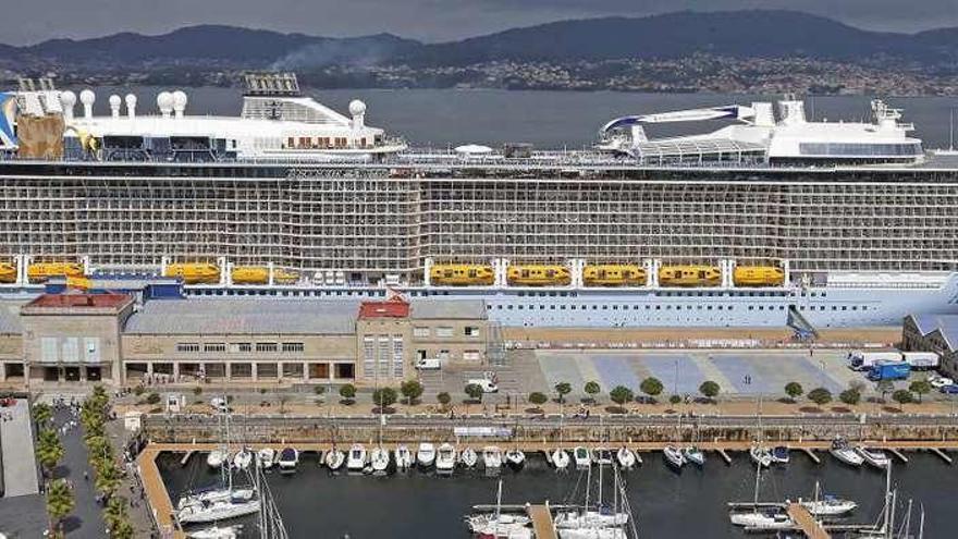 El colosal &quot;Anthem of the Seas&quot;, de 348 metros de eslora, en una escala en el puerto de Vigo en el año 2015. // Marta G. Brea