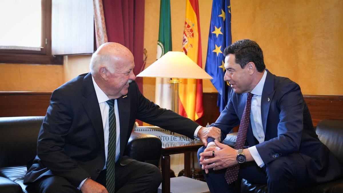 El presidente del Parlamento de Andalucía, Jesús Aguirre, junto al líder y candidato del PP-A a la reelección como presidente de la Junta, Juanma Moreno.
