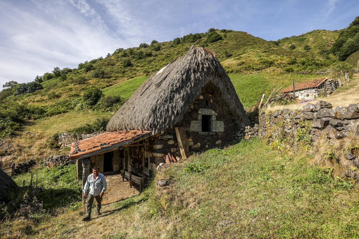 Recorrido por Villar de Vildas (Somiedo), galardonado con el "Pueblo Ejemplar" en 2004.