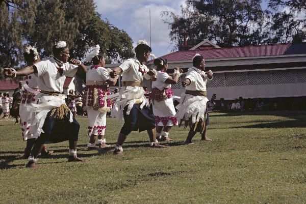 Tonga - Lakalaka, danzas y discursos cantados.