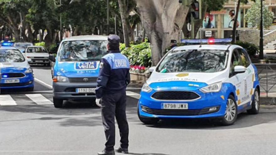 Un agente der la Policía Local de Santa Cruz de Tenerife durante un control.