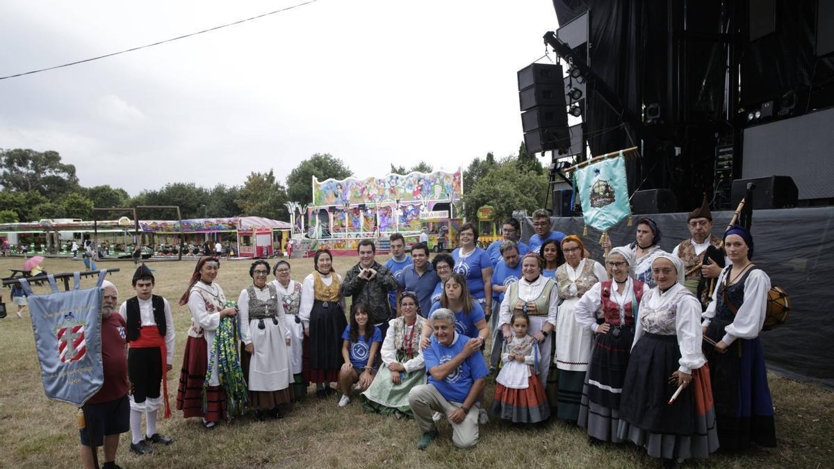 El pregonero David Busto, junto a miembros de la asociación Davida Asturias, representanes de la asociación vecinal La Cruz de Ceares y la agrupación folclórica "Les Andarines"