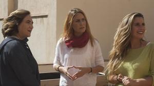 De izquierda a derecha, la alcaldesa de Barcelona, Ada Colau; la líder de los ’comuns’ en el Parlament, Jéssica Albiach, y la exalcaldesa de Castelldefels Candela López.