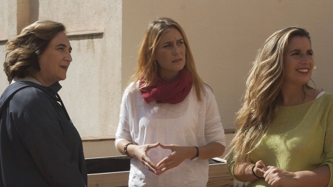 De izquierda a derecha, la alcaldesa de Barcelona, Ada Colau; la líder de los 'comuns' en el Parlament, Jéssica Albiach, y la exalcaldesa de Castelldefels Candela López.
