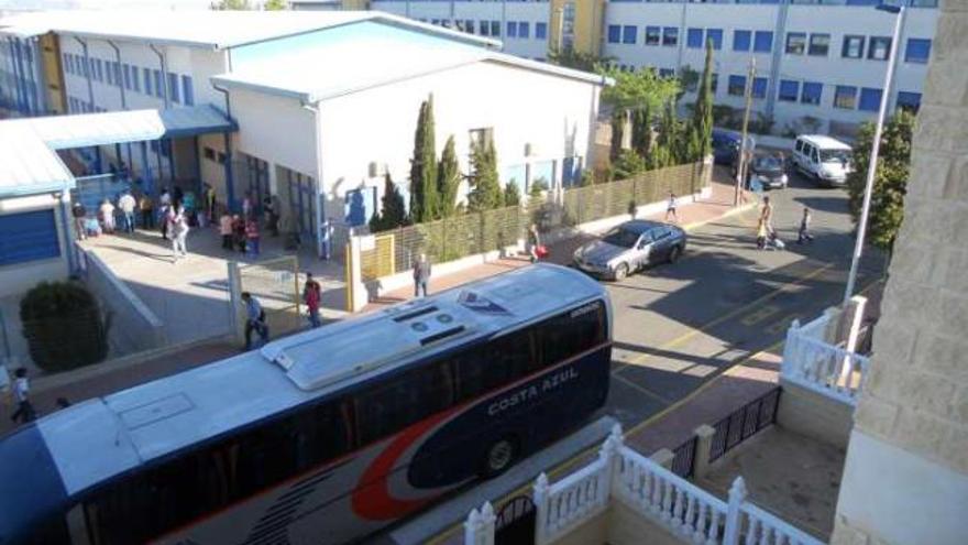 Autobuses colapsando la calle a la salida del colegio el pasado mes de junio.