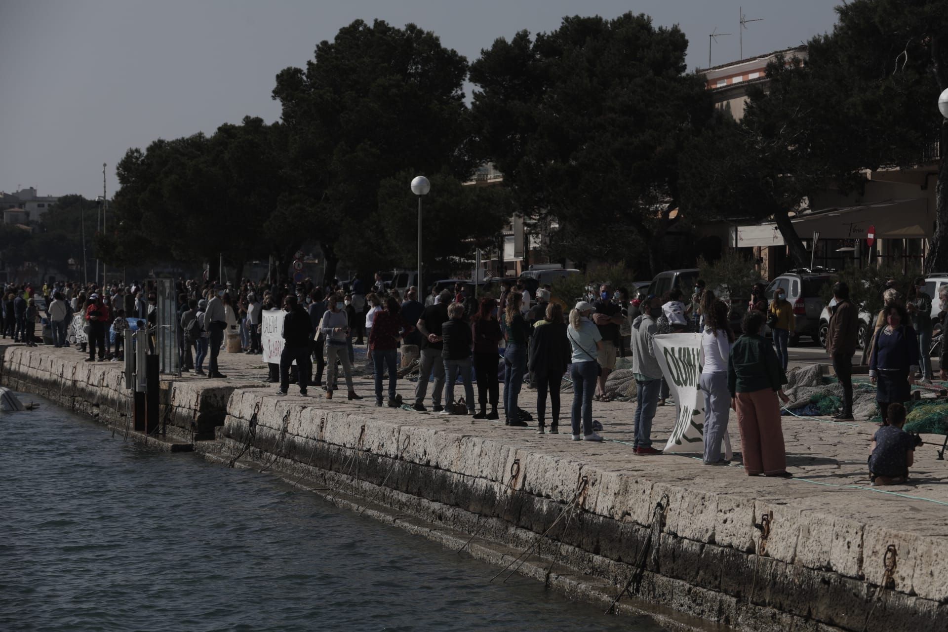 Centenares de personas forman la cadena humana para salvar el Moll de Portocolom