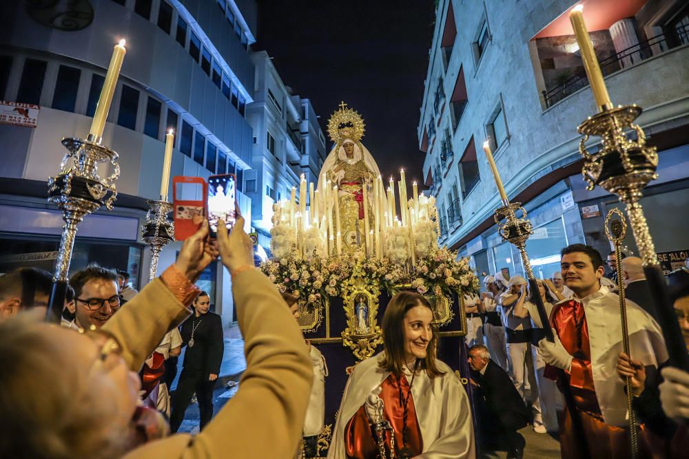 La imagen de María Santísima de la Victoria procesiona por primera vez en Torrevieja portada por 21 costaleros y costaleras