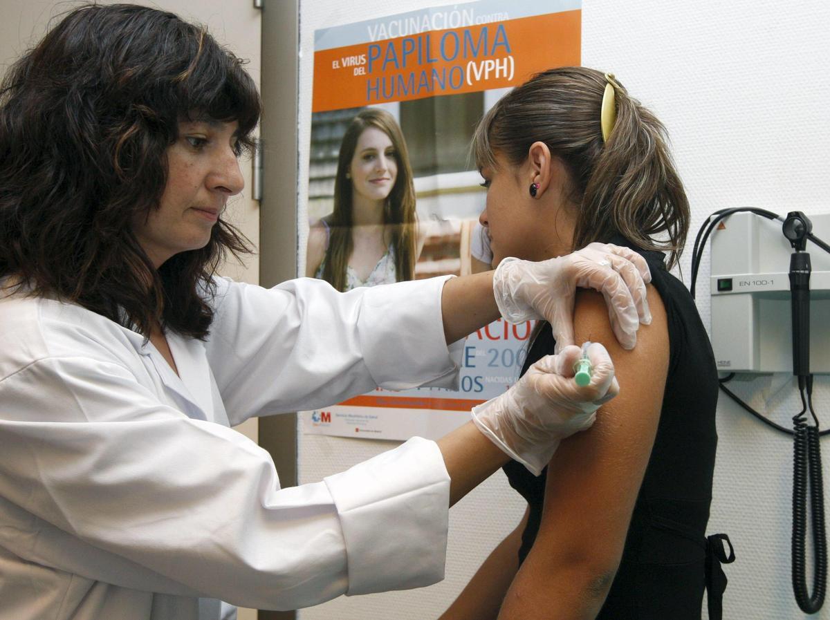 Una joven se vacuna contra el virus del papiloma humano.