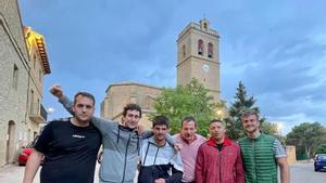 Los miembros del Partido Cannábico, celebrando sus dos concejales en Murillo el Fruto (Navarra)