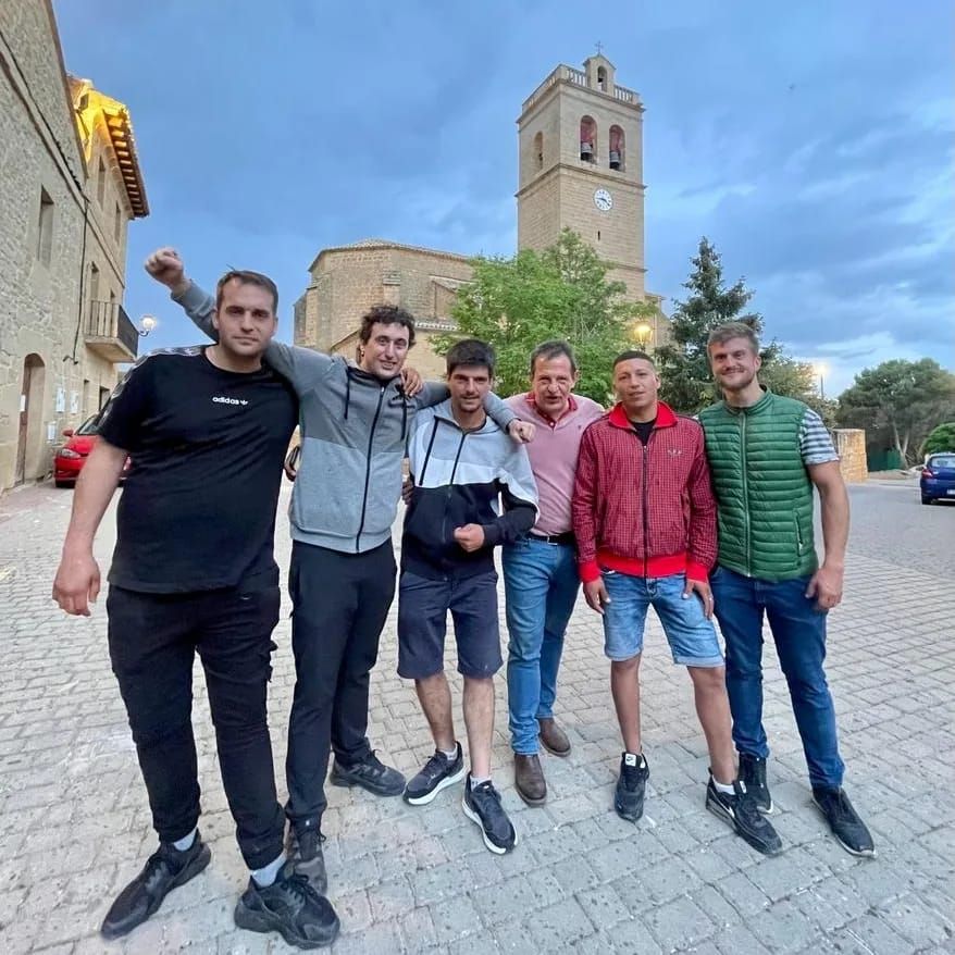 Los miembros del Partido Cannábico, celebrando sus dos concejales en Murillo el Fruto (Navarra)