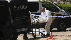 Trabjadores de la funeraria trasladan a un furgón el cuerpo sin vida de Andréi Portnov.