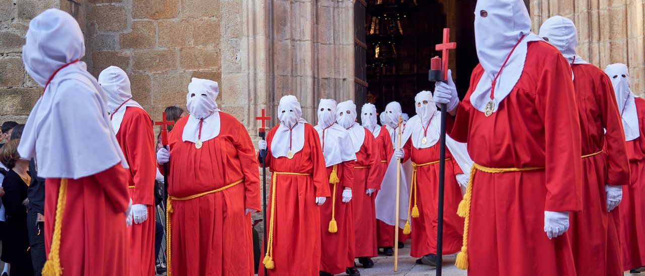 Los hermanos de Las Batallas salen de la concatedral de Santa María.