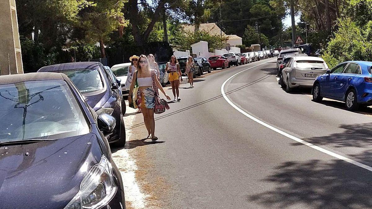 Peatones caminando por la calzada al estar la cuneta invadida de coches