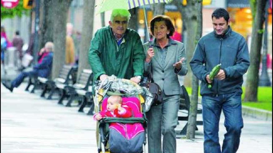 Un grupo de jubilados, de tertulia en uno de los bancos de la ciudad.