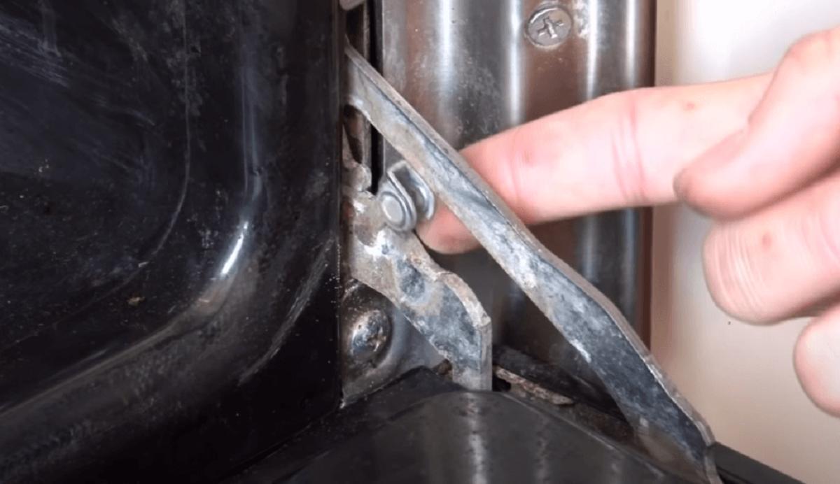 Ejemplo del botón secreto del horno: la pestaña que te permitirá quitar la puerta para limpiarlo a fondo.