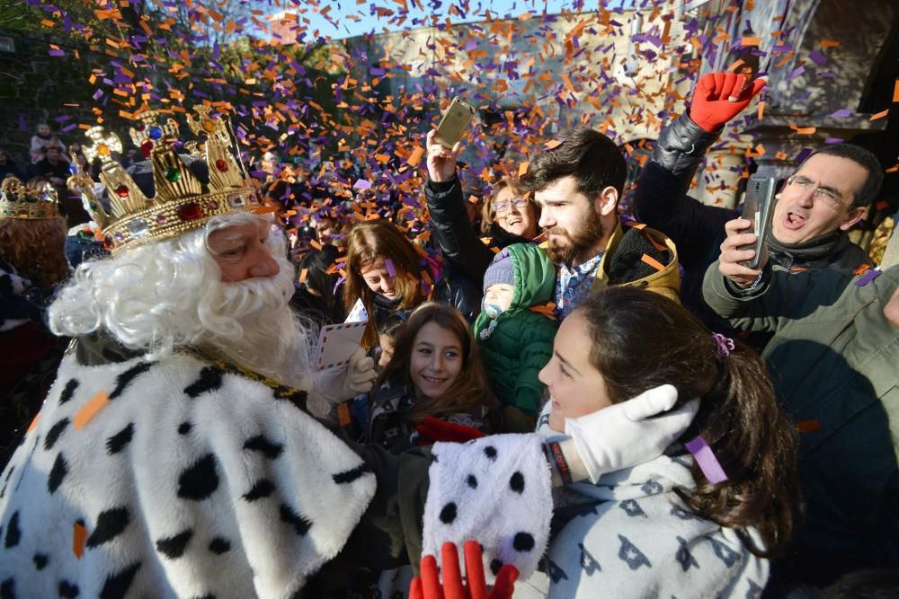 Una multitud recibe a los Reyes en Pontevedra