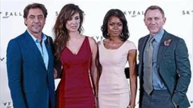 Javier Bardem, Bérenice Marlohe, Naomi Harris y Daniel Craig, ayer en la presentación de 'Skyfall' en Londres.