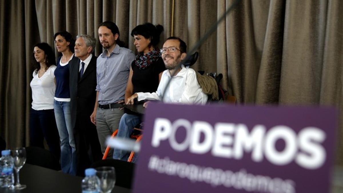 De izquierda a derecha, Tania González --que sustituirá a Jiménez Villarejo-- Lola Sánchez, Carlos Jiménez Villarejo, Pablo Iglesias,Teresa Rodríguez y Pablo Echenique, los cinco eurodiputados de Podemos.