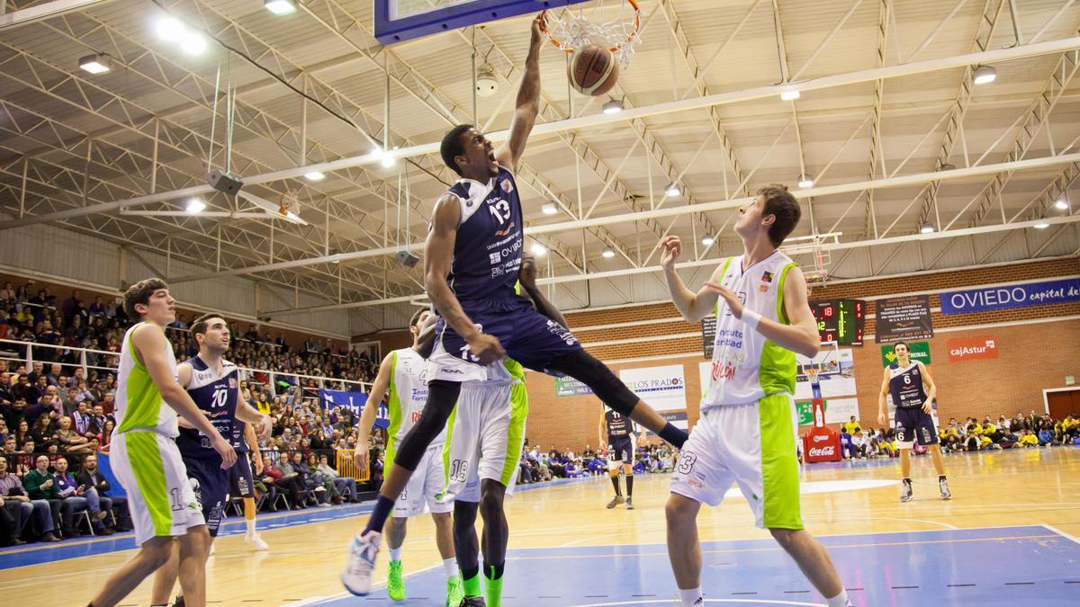 Brandon Garrett en un partido del Oviedo Baloncesto