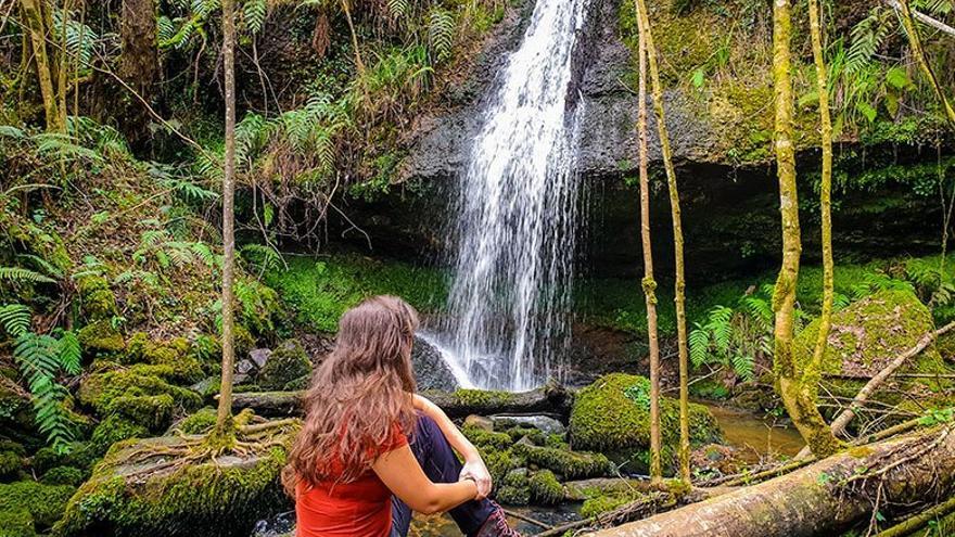 Visitas guiadas para descubrir la cascada maliayesa de Llames, un paraje de ensueño