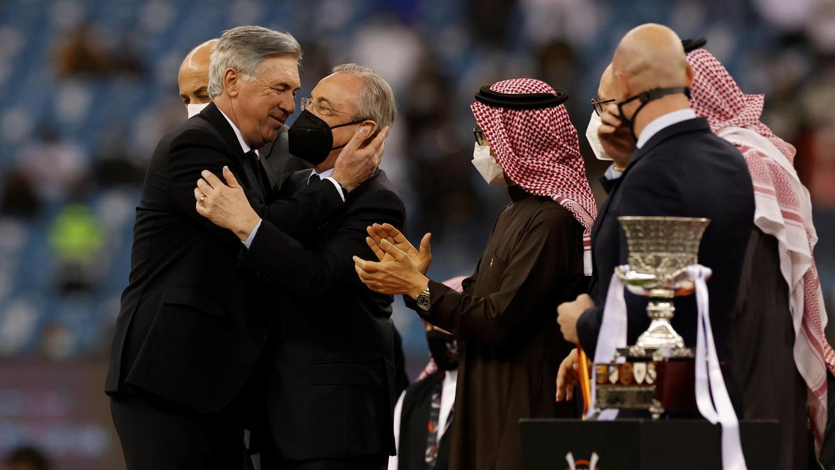 Ancelotti saludando a Florentino Pérez tras ganar la Supercopa de España.