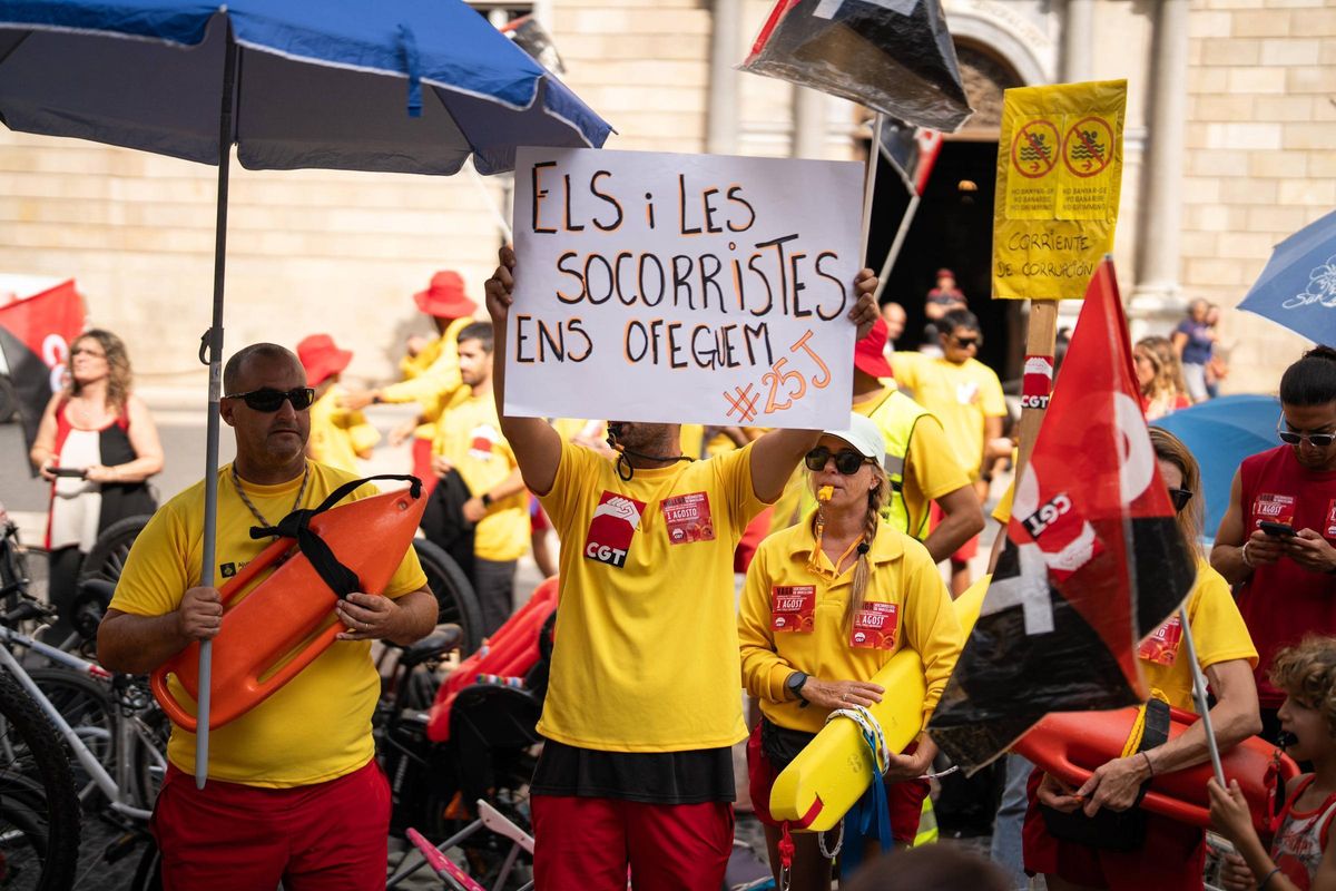 Los socorristas de Barcelona protestan contra la precariedad y la falta de personal
