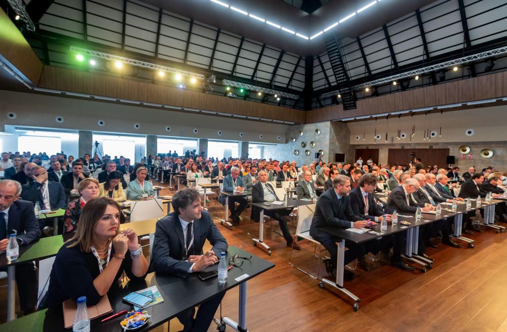 Más de 400 empresarios y directivos se dan cita en Benidorm para debatir sobre la marcha del sector en la sexta jornada sectorial organizada por las principales organizaciones de la Comunidad.