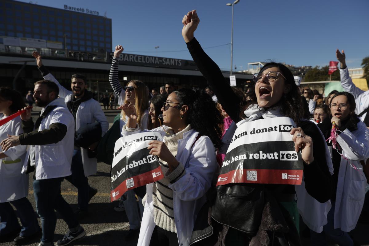 Los sanitarios se han manifestado desde el Departament de Salut hasta la estación de Sants en defensa de la sanidad pública durante el primer día de la huelga de médicos.